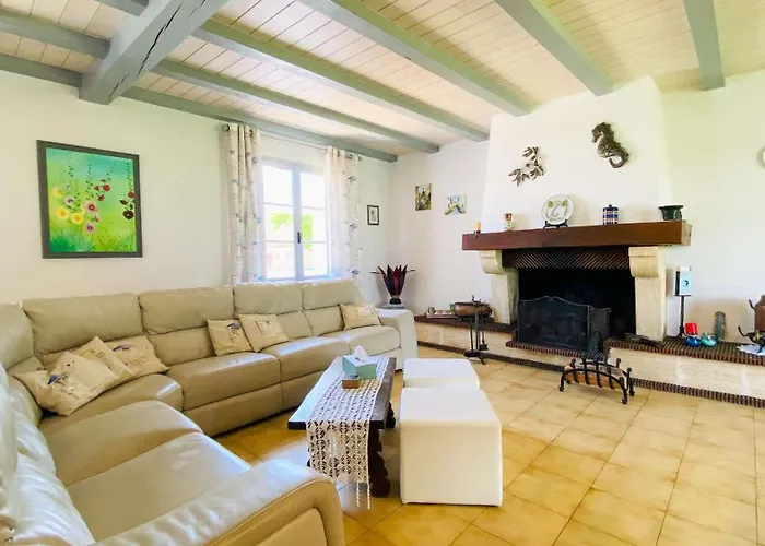 Superbe De Plain Pied Avec Jardin Clos Et Piscine Villa